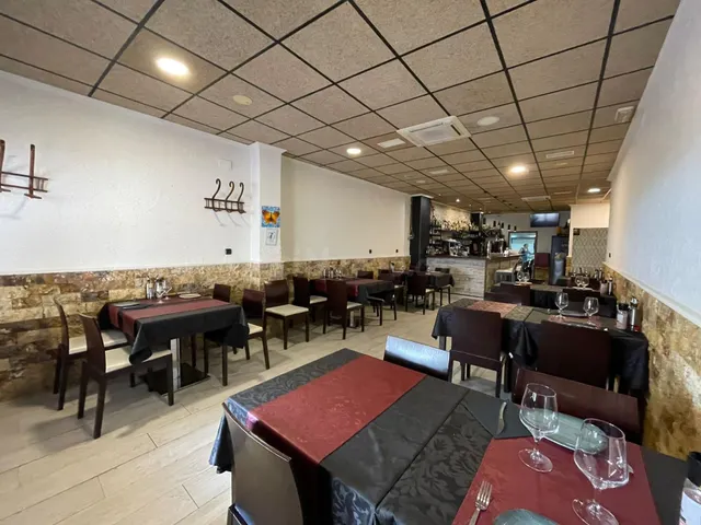 Casa unifamiliar con local comercial de restauración en Beni - foto 4