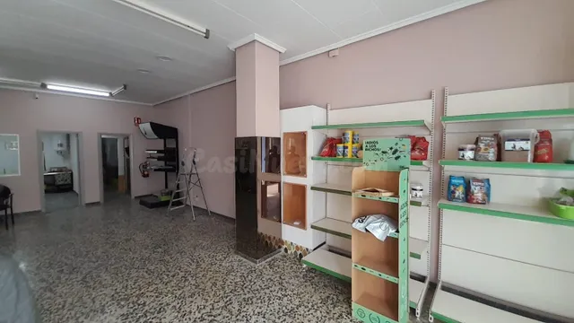 PLANTA BAJA COMERCIAL EN JOAQUIN NAVARRO ESQUINA SAN VICENTE
