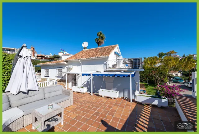 Chalet independiente con piscina privada y vistas al mar — 49