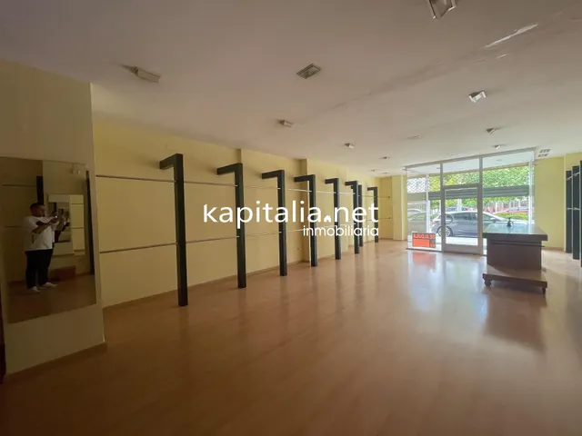 LOCAL COMERCIAL EN ALQUILER EN AVENIDA PRINCIPAL — 3