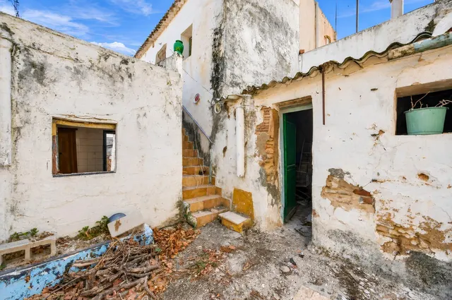 INCREIBLE CASA SOLAR EN PLENO CASCO URBANO PARA REFORMAR — 15