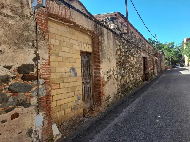 Fantástico terreno urbano en el centro de Garriguella. - foto 2