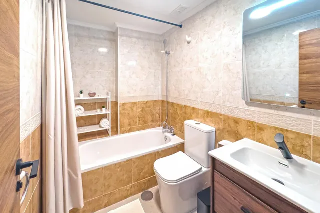 Apartamento elegantemente reformado, céntrico y espacioso. Balcón con orientación oeste ¡y a solo 550 m de Playa del Cura! en Torrevieja — 5