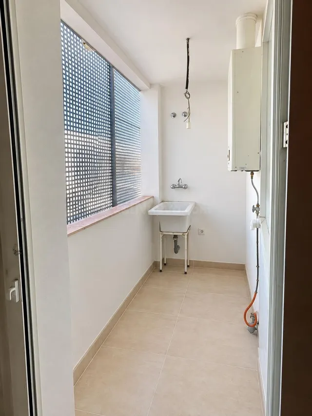 Piso VPO de 3 dormitorios con garaje y trastero en Écija - foto 4
