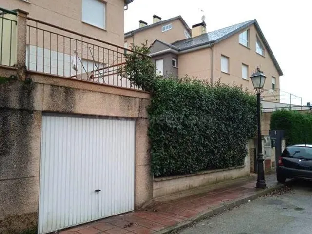 SE VENDE casa adosada OKUPA en C Lomas De San Roque 18 de Mo - foto 2