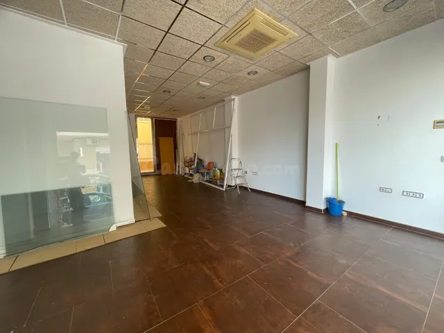 Local comercial de 182 m2 distribuido en dos plantas en Guardamar del Segura — 4