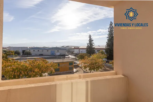 Amplia adosada en una de las mejores zonas de Churriana de la Vega — 16