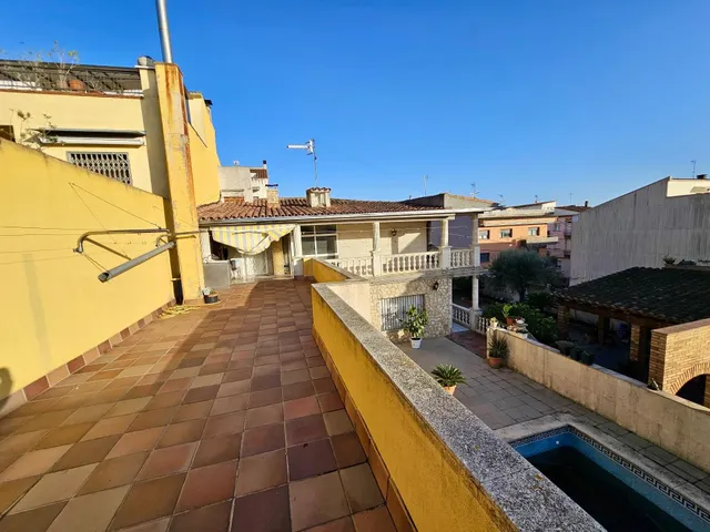 ESPECTACULAR CASA DE DOS PLANTAS CON TERRENO DE 550M2 EN VEN