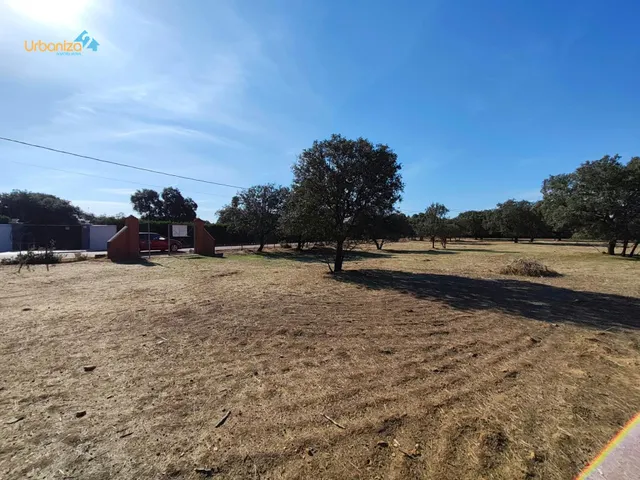 Parcela en tres arroyos totalmente vallada con pozo, portera de entrada y  2 acometidas de luz — 18