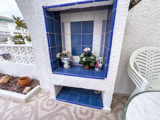 Encantador adosado de 2 plantas en Nueva Torrevieja — 2 dormitorios, 2 baños, gran patio y piscina comunitaria — 7