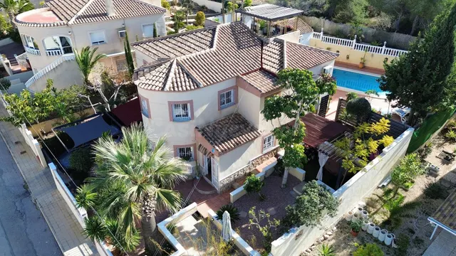 Impresionante chalet independiente con piscina privada clima