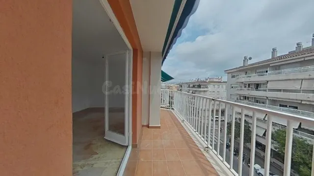 Piso de cuatro habitaciones con parking. Sin ascensor. - foto 3
