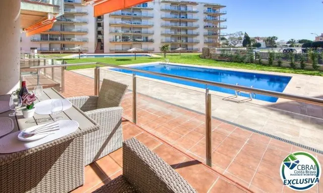Apartamento moderno en planta baja con terraza y piscina en  - foto 3