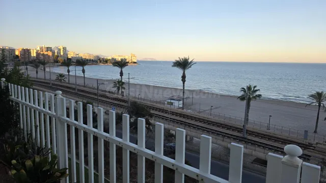 Vive frente al mar en este exclusivo piso en la Playa de Muc - foto 3