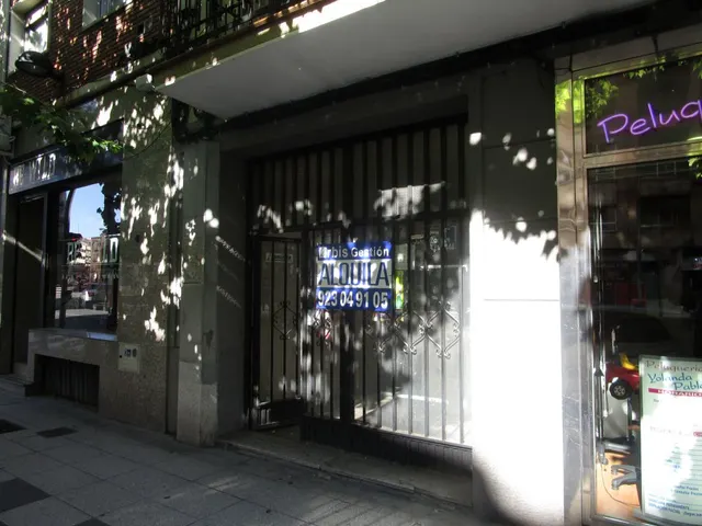 Urbis te ofrece un local comercial en zona Labradores, Salamanca. — 18