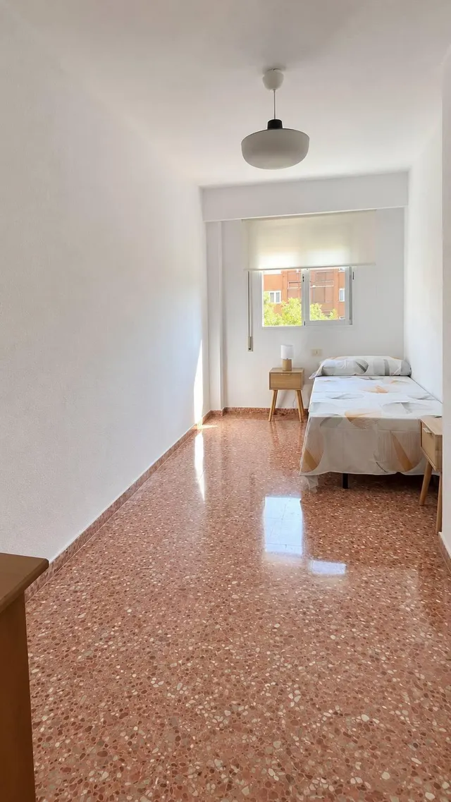 Piso reformado de 4 habitaciones y 2 baños en Malilla — 24