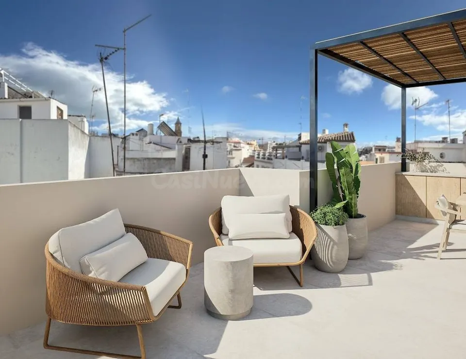 Exclusiva casa mata reformada con terraza y solárium privado en el casco antiguo de Estepona