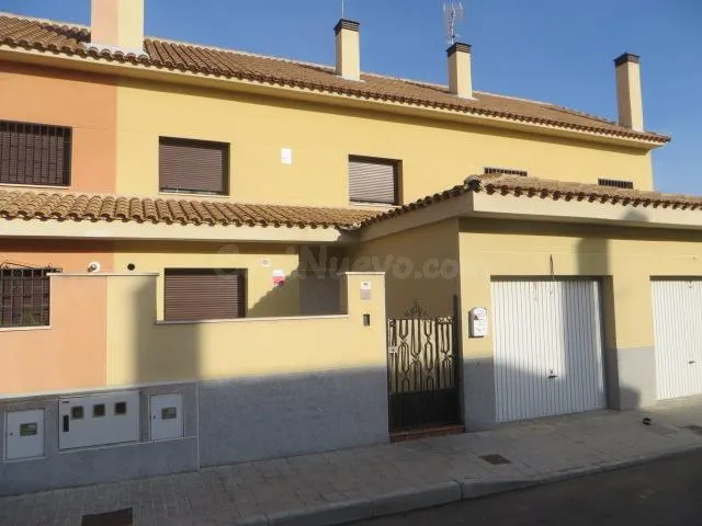 Se vende Casa Adosada en la Localidad de Numancia de la Sagr