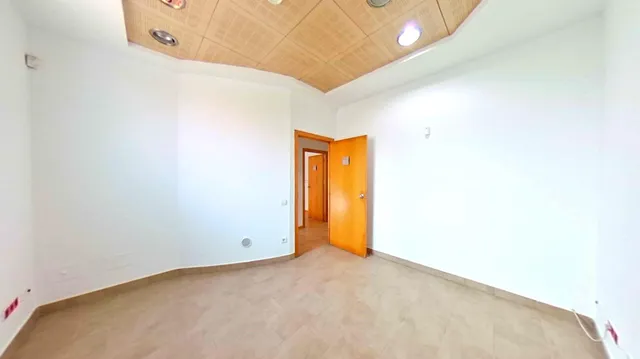 Local en venta en Calle de Schubert — 9