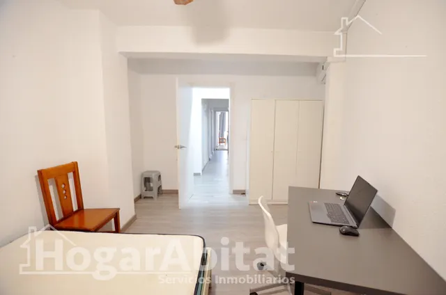 Gran amplitud y excelente ubicación a cinco minutos de la playa en este piso reformado — 7