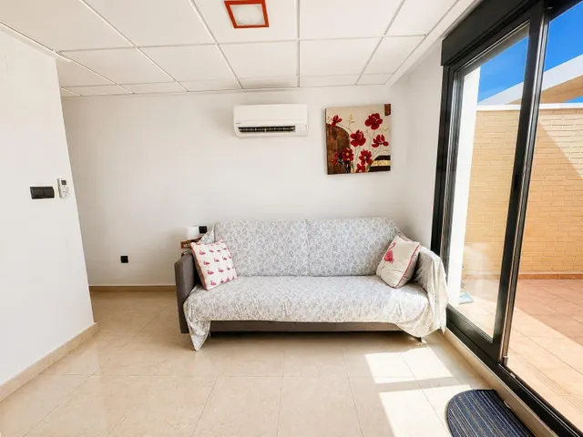 Ático dúplex con vistas frontales al mar y amplio solárium en Guardamar del Segura — 24