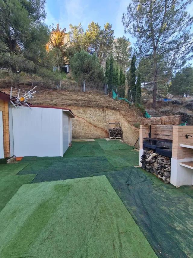 Casita de madera con una gran parcela edificable en Cumbres 