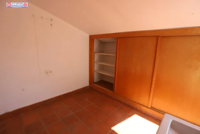 Ático de un dormitorio con aire acondicionado calefacción por  gas, baño y aseo, terraza exterior y plaza de garaje. — 20