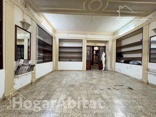 Espaciosa casa con local comercial y garaje en el centro — 21