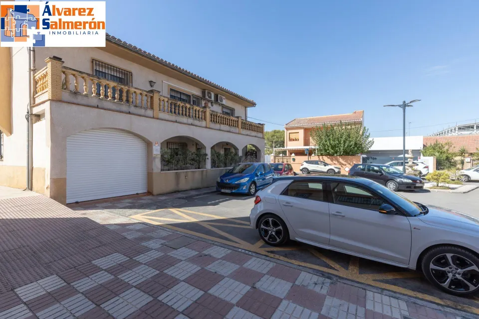 Casa en Armilla con terraza, patio y amplia cochera