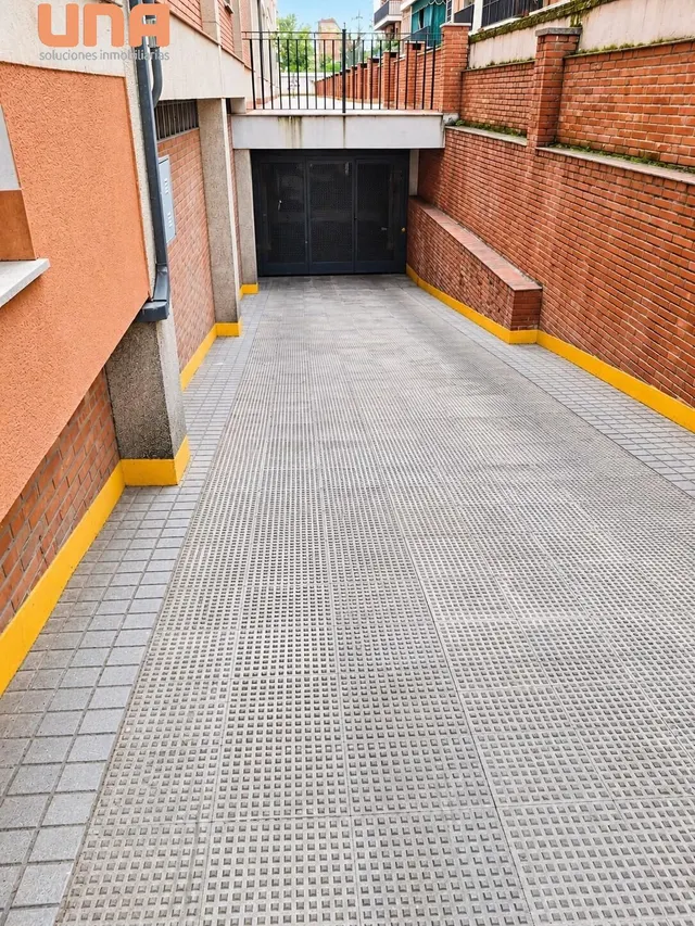 Se vende Plaza de garaje ( para coche y 2 motos) en Santa Rosa (Los Arboles) — 7