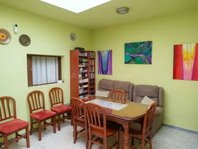 Casa Reformada en Montijo: Luminosa, con Placas Solares, Pat