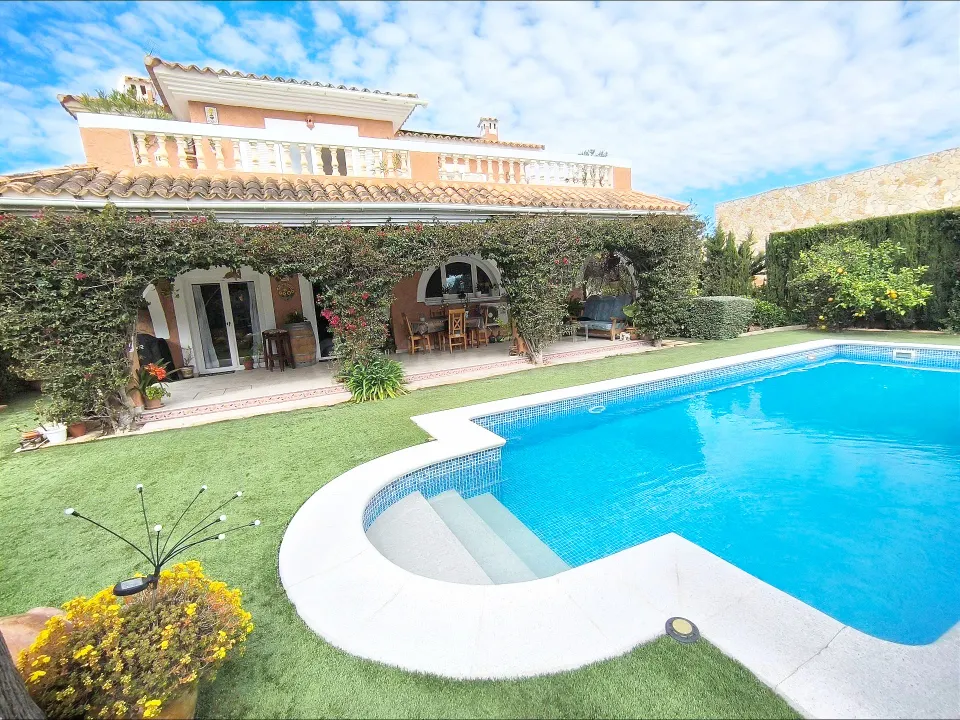 Precioso chalé unifamiliar aislado con piscina y amplio garaje