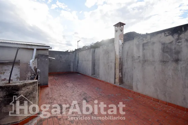 Extraordinaria finca con local comercial y múltiples posibilidades de reconversión a reformar en pleno centro — 11