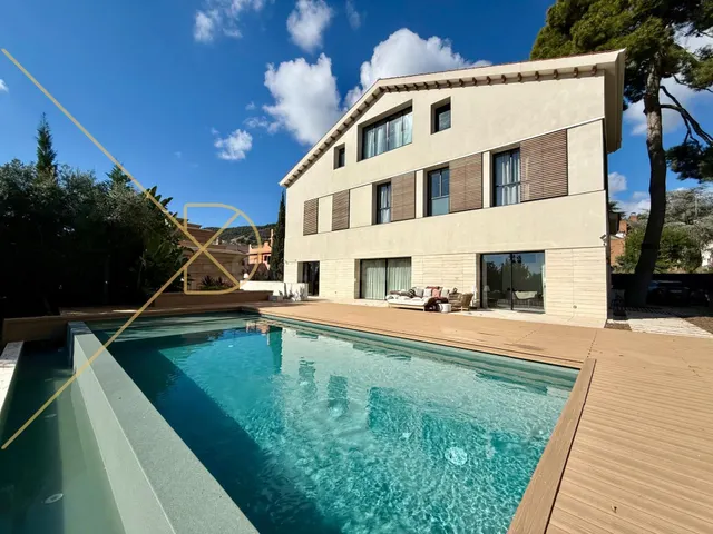 Exclusiva casa moderna de diseño de 627 m2 con piscina, jard