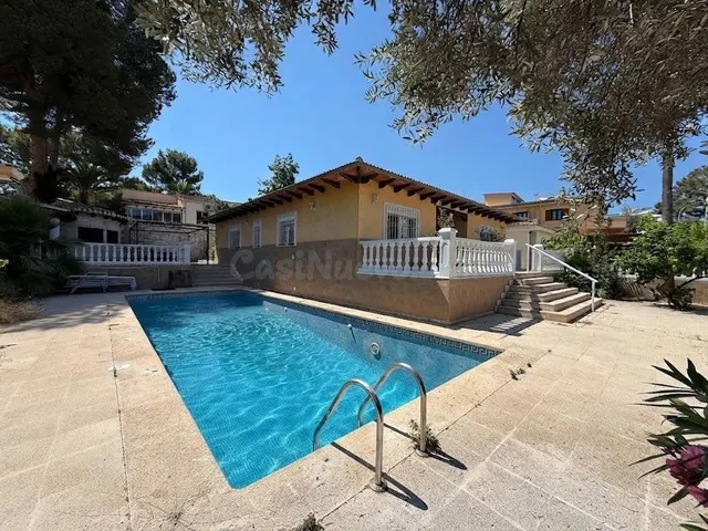 Exclusivo chalet con piscina y casa de invitados independien