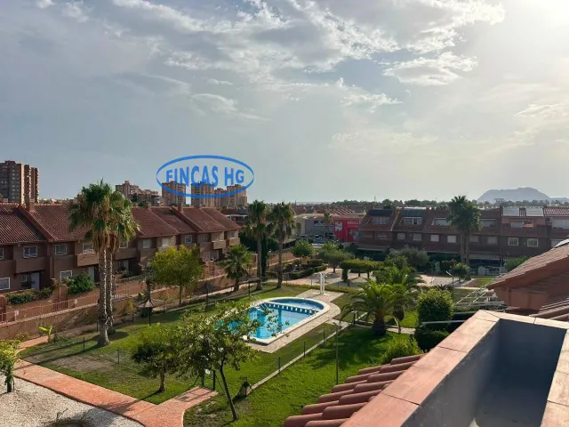 Bungalow de 260 m2 con jardín, buhardilla y garaje en urbanización con piscina en Ciudad Jardín, Alicante — 43