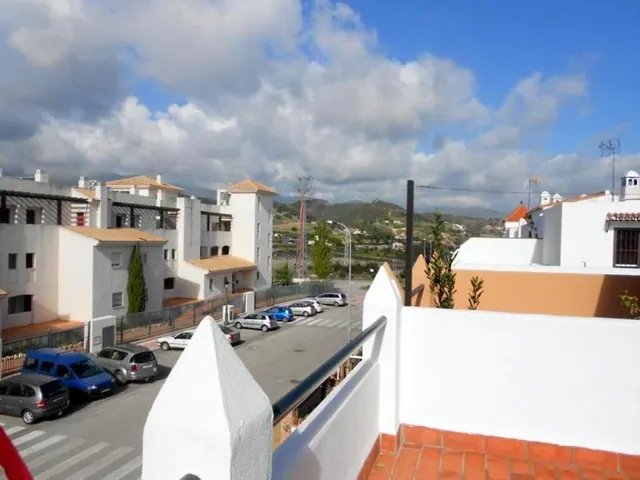 MARAVILLOSA CASA ADOSADA CON ESTUPENDO PATIO ANDALUZ - foto 3