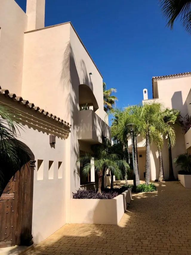 Medina de Banús - Exclusivo apartamento en planta baja con j - foto 4