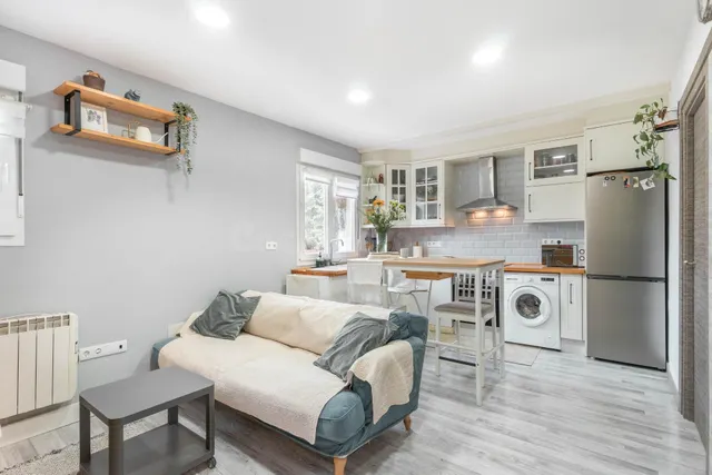 Piso reformado con parcela privada en Roces - foto 3