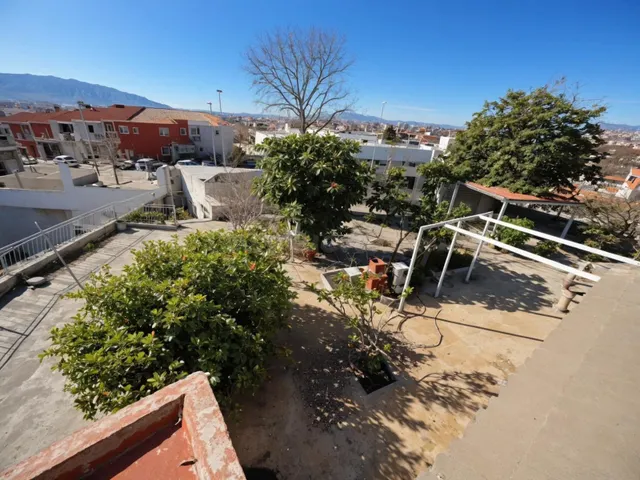 Chalet independiente con amplia parcela, jardín y gran terra - foto 4