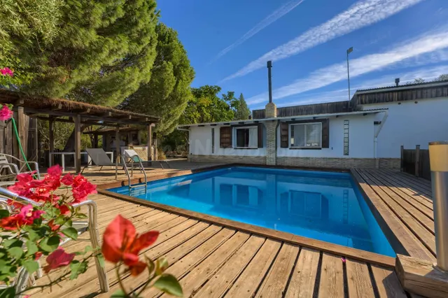 CHALET INDEPENDIENTE DE UNA PLANTA CON APARTAMENTO, PISCINA 