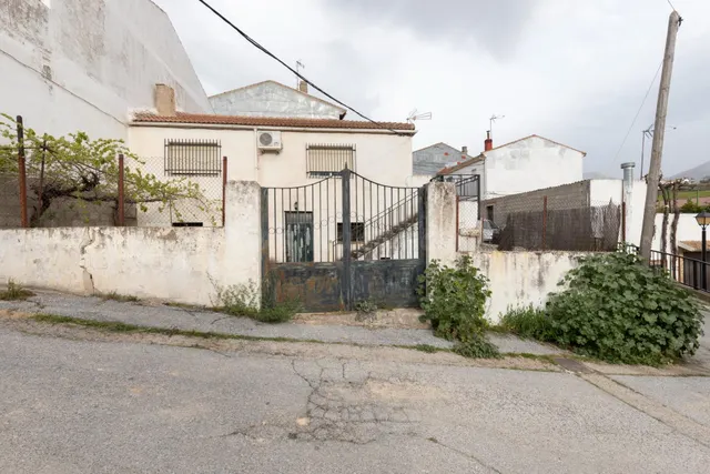 Título: Vivienda amplia con cochera y dos patios en zona cén - foto 3