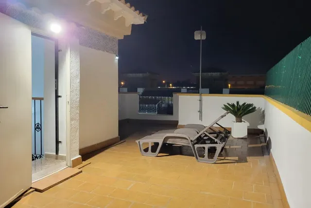 Casa adosada en buen estado (aprox. 87 m2) en el popular Jardín del Mar XIII. Terraza orientada al suroeste frente a la casa, azotea, gran piscina comunitaria y cerca de colegios y supermercados. — 18