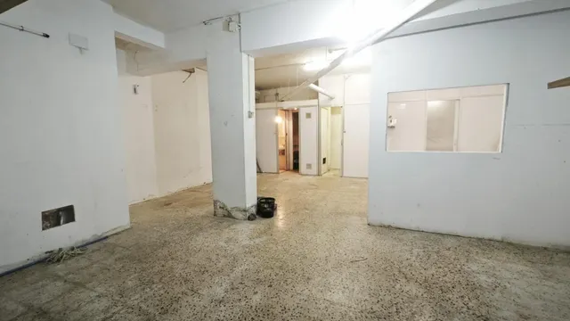 Local en venta para reformar en la calle Salinas, Vila de Gràcia. — 13