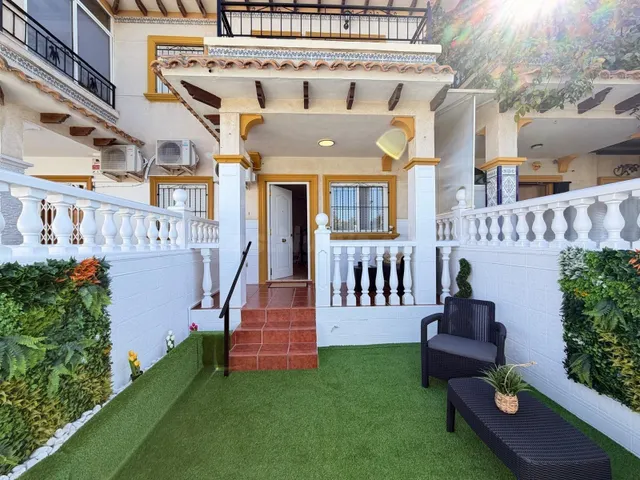 Se vende acogedor adosado en pleno centro de Punta Prima - foto 3