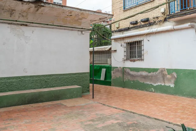 AMPLIO LOCAL CON TERRAZA Y MULTIPLES POSIBILIDADES!!!!!!!!!! — 23