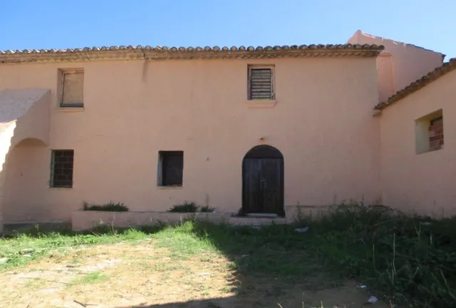 Finca de aprox 67 hectàreas. Con dos casas principales para reformar — 32