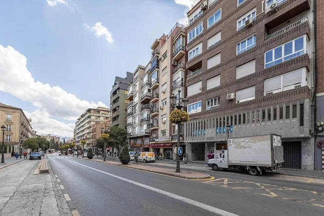 ¡Local en Acera del Darro frente al Corte Inglés! — 27