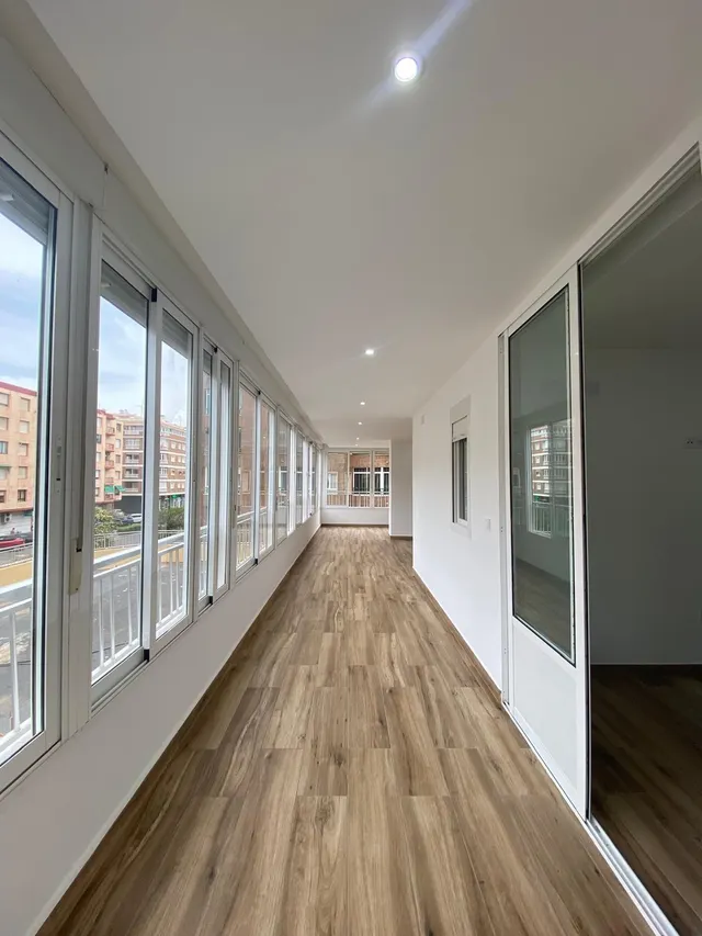 Reformado apartamento en primera línea de Torrevieja con vistas laterales al mar y piscina — 16