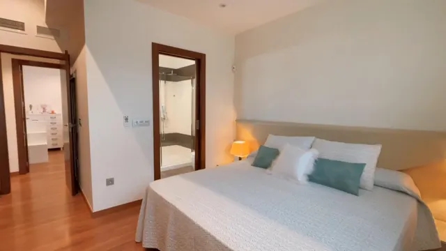 Villa independiente de dos plantas con solárium y piscina privada. — 15